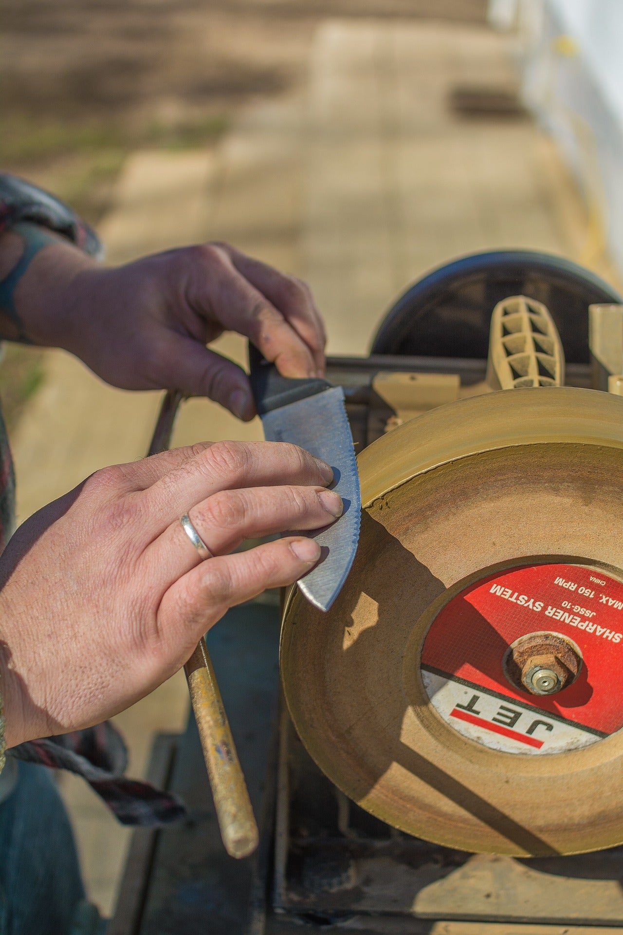 Sharpen a chef's knife or kitchen knife